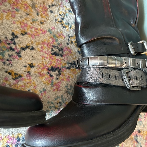 Stylish Black Lined Boots - Picture 3 of 7